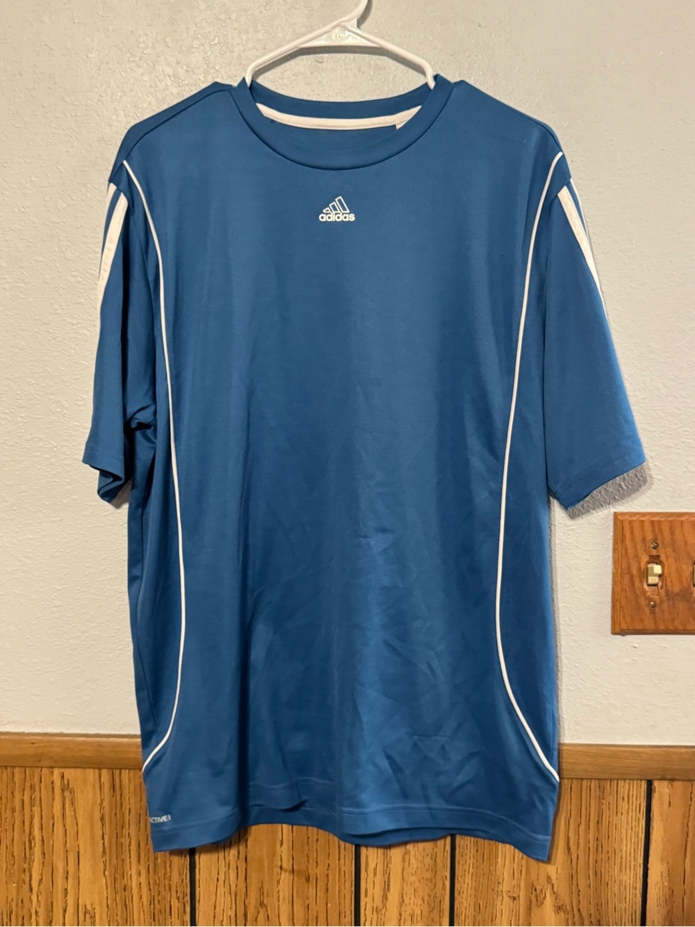 Adidas Men’s size LARGE Athletic Short-Sleeve Tee